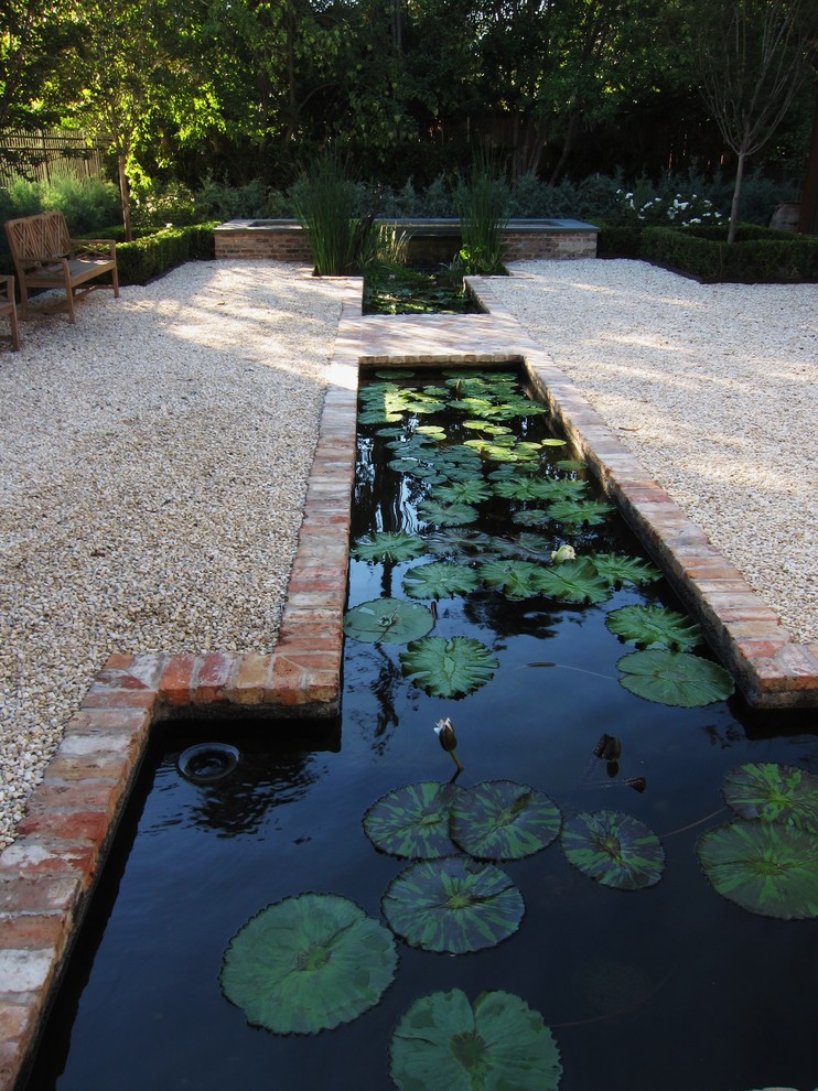 Design ideas for a classic garden seating in Houston with a water feature.