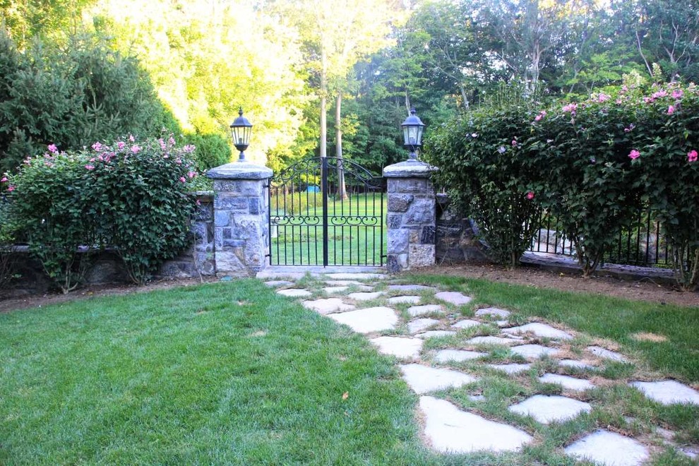 Immagine di un giardino american style in ombra di medie dimensioni e dietro casa con un ingresso o sentiero e pavimentazioni in pietra naturale