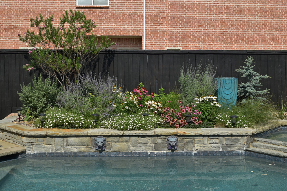 Пример оригинального дизайна: маленький солнечный засухоустойчивый сад на заднем дворе в классическом стиле с хорошей освещенностью для на участке и в саду