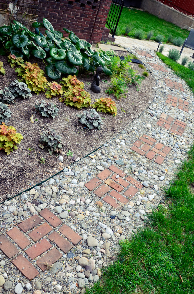 Пример оригинального дизайна: летний регулярный сад среднего размера на боковом дворе в классическом стиле с садовой дорожкой или калиткой, покрытием из каменной брусчатки и полуденной тенью