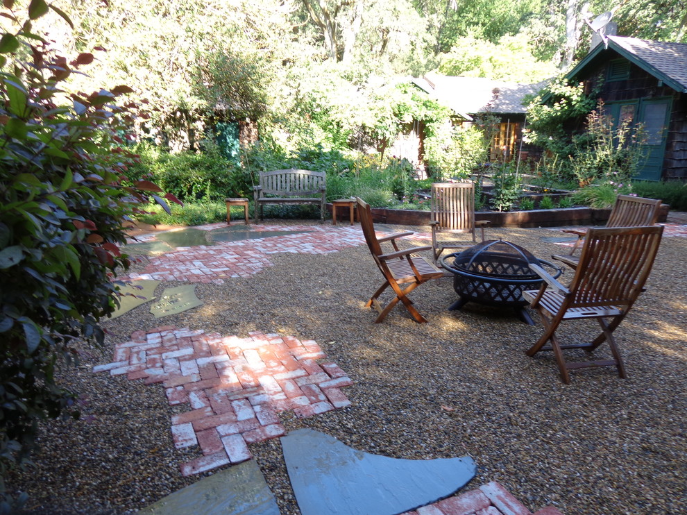 Diseño de jardín de secano de estilo americano de tamaño medio en patio trasero con exposición total al sol y gravilla