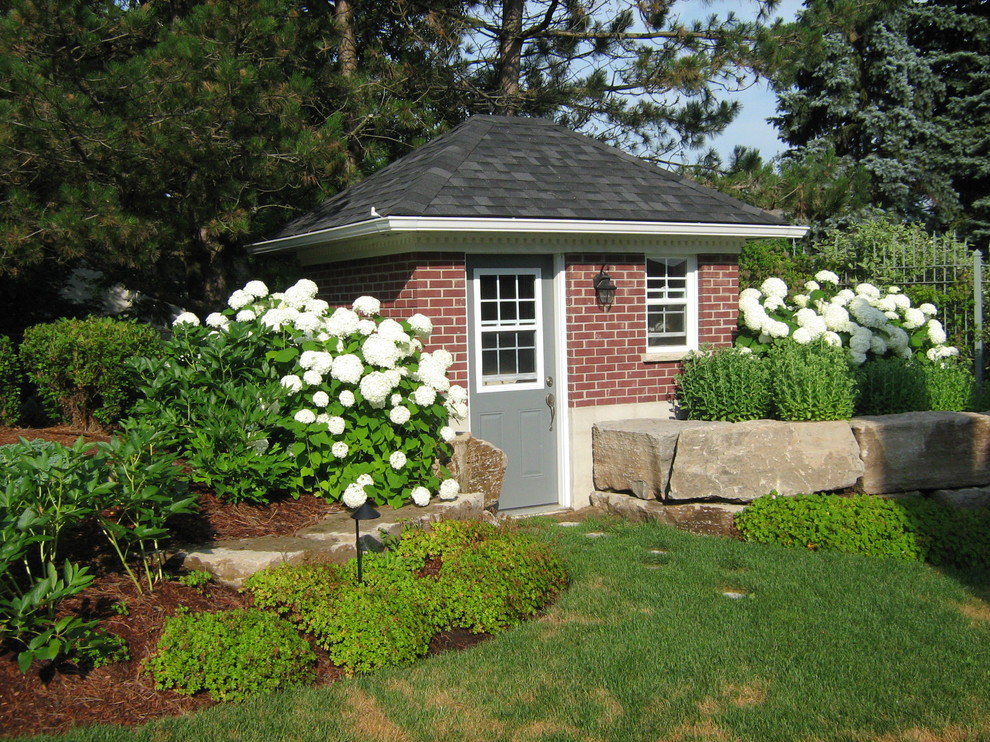 Свежая идея для дизайна: большой участок и сад на заднем дворе в классическом стиле - отличное фото интерьера
