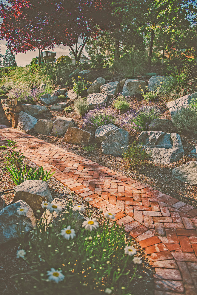 Идея дизайна: летний засухоустойчивый сад среднего размера на боковом дворе в классическом стиле с садовой дорожкой или калиткой, полуденной тенью и мощением клинкерной брусчаткой