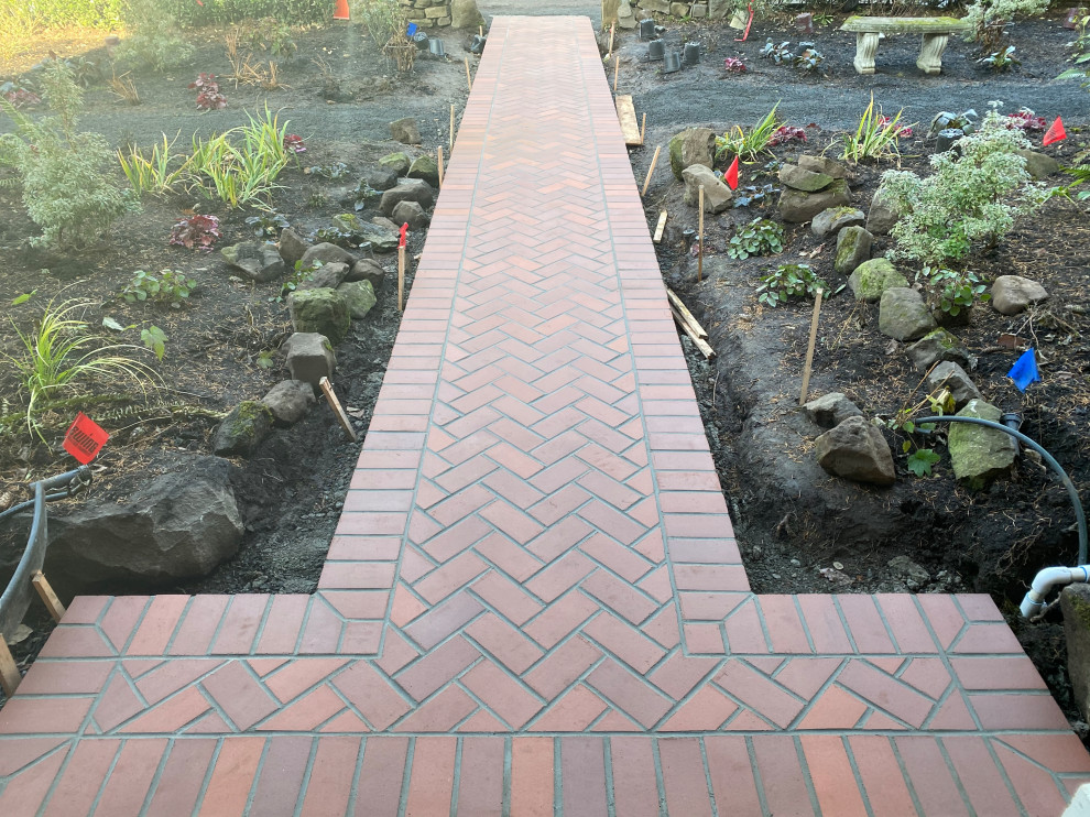 Brick pavers & Concrete pavers Traditional Garden Portland by