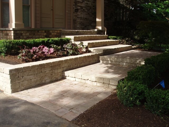 Imagen de jardín clásico en patio trasero con adoquines de piedra natural