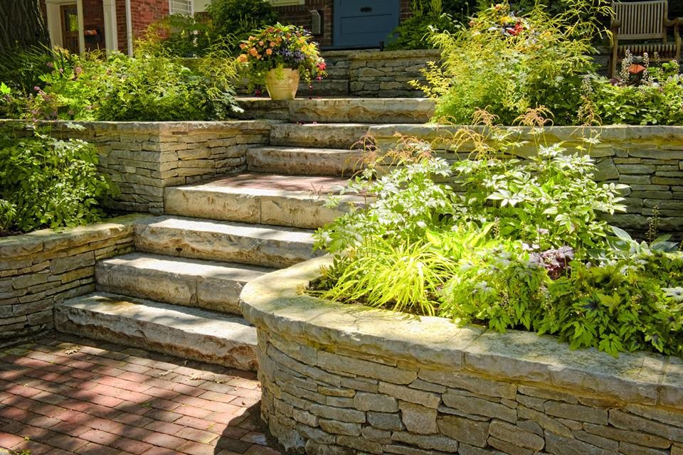 Idee per un vialetto d'ingresso chic in primavera con pavimentazioni in pietra naturale