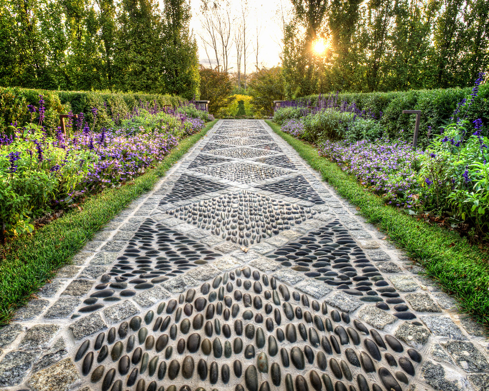 Aménagement d'un aménagement d'entrée ou allée de jardin classique avec des pavés en pierre naturelle.