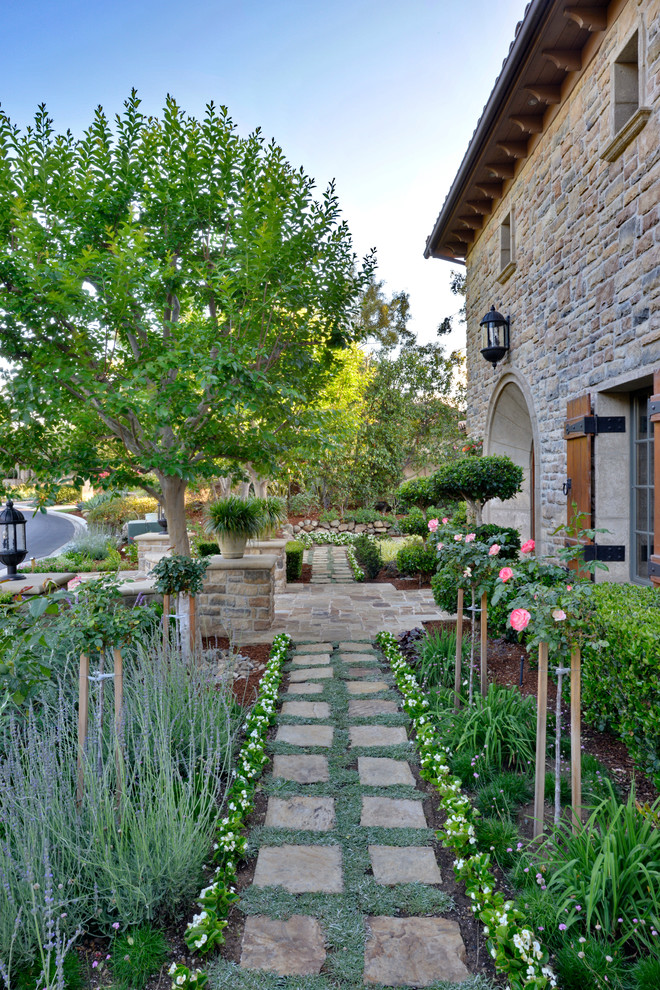 Halbschattiger, Geometrischer, Geräumiger Klassischer Gartenweg im Frühling, neben dem Haus mit Natursteinplatten in San Diego