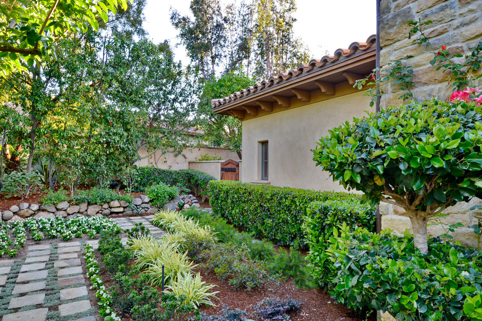 Idee per un ampio giardino formale stile americano esposto a mezz'ombra nel cortile laterale in primavera con un ingresso o sentiero e pavimentazioni in pietra naturale