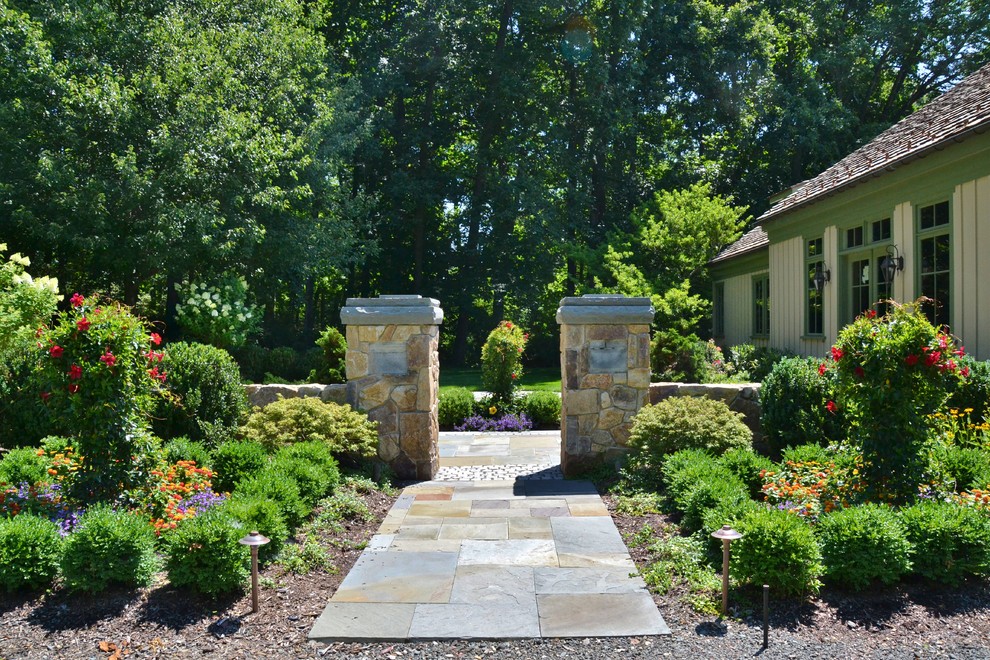 Modelo de jardín actual grande en patio lateral con jardín de macetas, exposición parcial al sol y adoquines de piedra natural