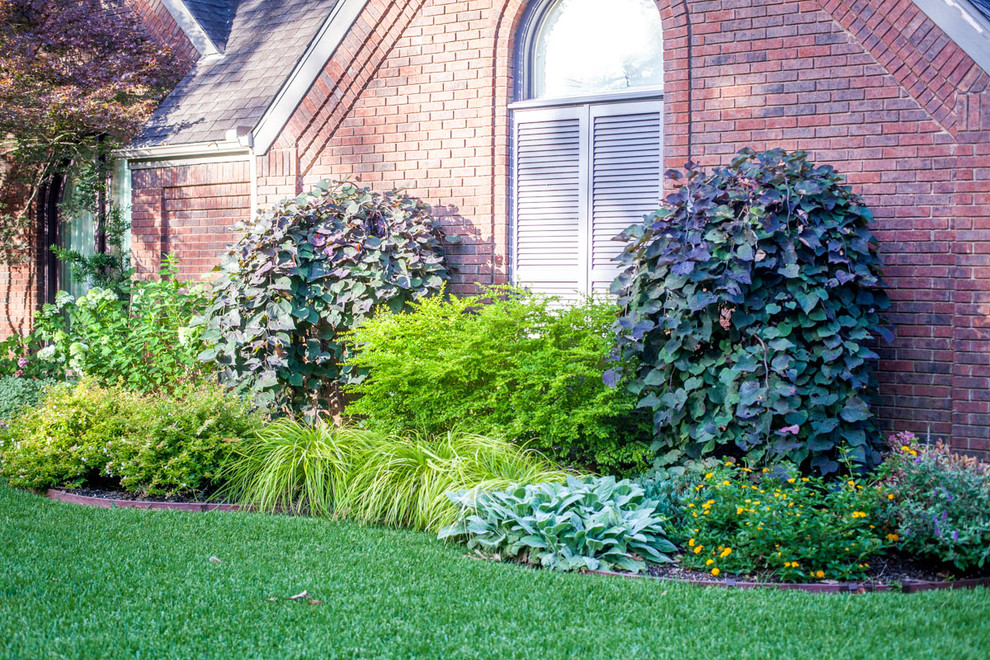Стильный дизайн: солнечный регулярный сад среднего размера на переднем дворе в классическом стиле с хорошей освещенностью - последний тренд