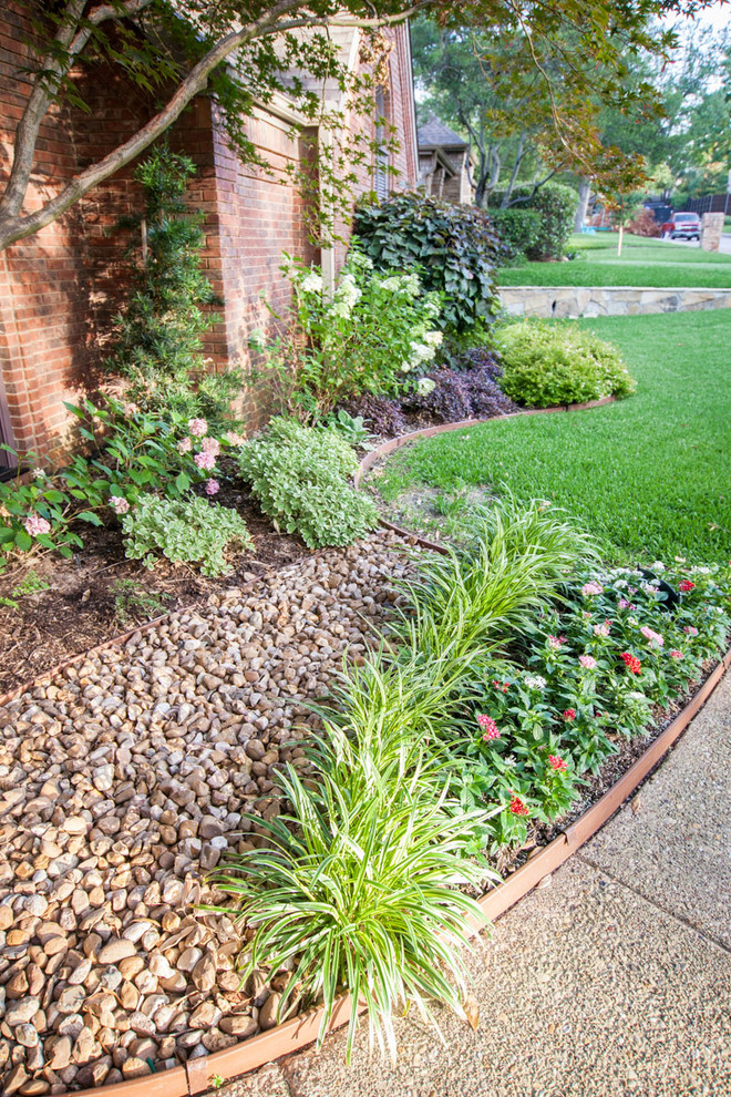 Стильный дизайн: регулярный сад среднего размера на переднем дворе в классическом стиле с полуденной тенью и покрытием из гравия - последний тренд