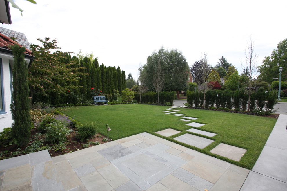 Immagine di un giardino formale stile americano esposto in pieno sole di medie dimensioni e davanti casa con pavimentazioni in pietra naturale e un ingresso o sentiero
