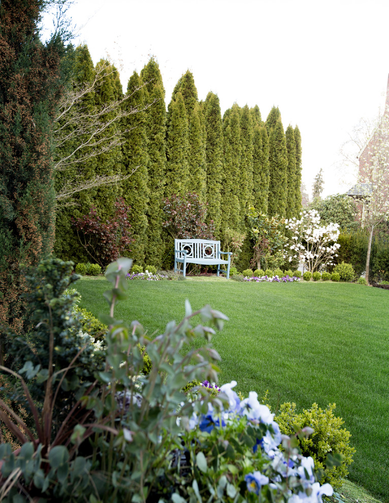 Foto di un giardino american style esposto a mezz'ombra di medie dimensioni e davanti casa con pavimentazioni in pietra naturale