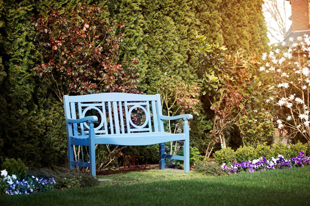 На фото: солнечный регулярный сад среднего размера на переднем дворе в стиле фьюжн с клумбами и хорошей освещенностью с