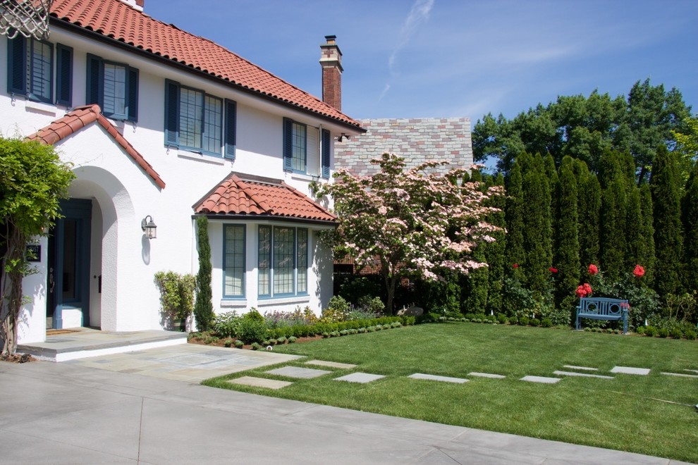 Diseño de camino de jardín de estilo americano de tamaño medio en patio delantero con jardín francés, exposición total al sol y adoquines de piedra natural