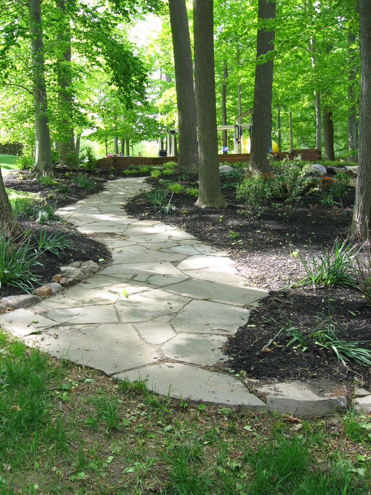 Diseño de camino de jardín clásico grande en patio trasero con jardín francés y adoquines de piedra natural