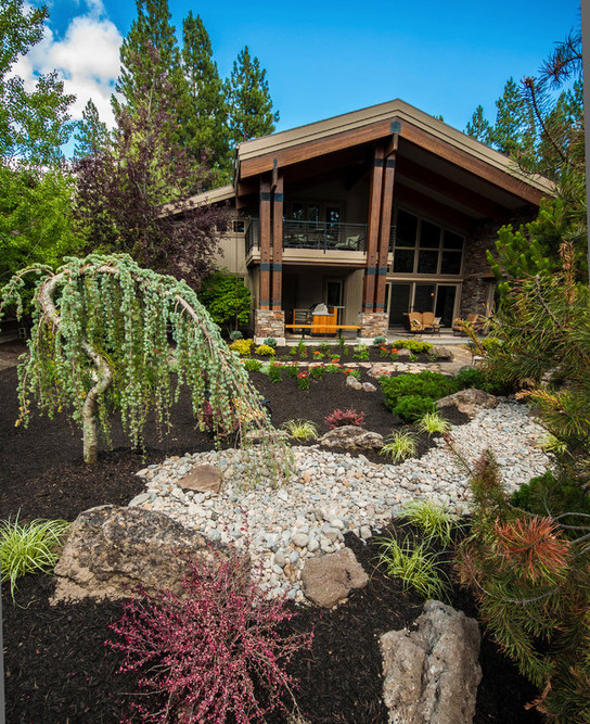 Imagen de jardín rural extra grande en patio trasero con brasero, exposición total al sol y adoquines de piedra natural