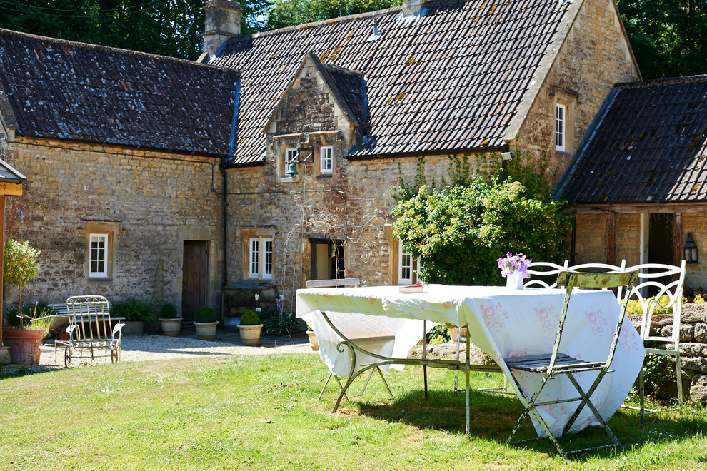 Photo of a farmhouse landscaping in London.