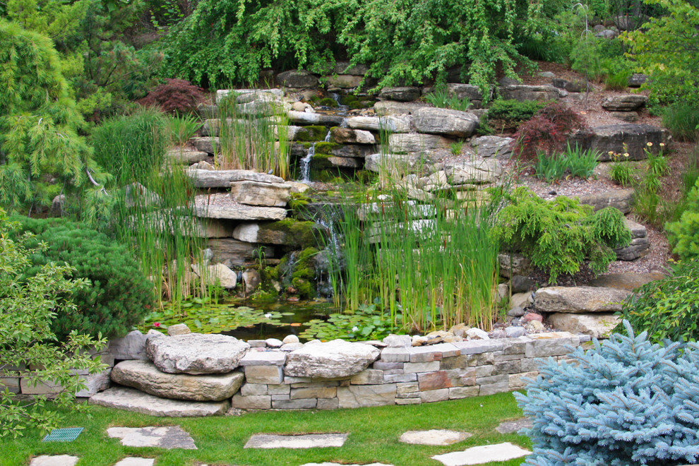 Идея дизайна: садовый фонтан среднего размера в классическом стиле