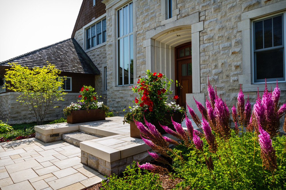 Aménagement d'un aménagement d'entrée ou allée de jardin avant contemporain de taille moyenne avec des pavés en pierre naturelle.