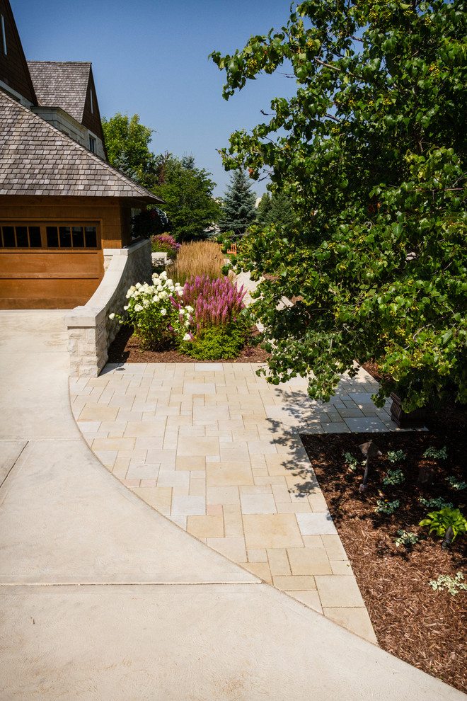Foto de camino de jardín actual de tamaño medio en patio delantero con adoquines de piedra natural