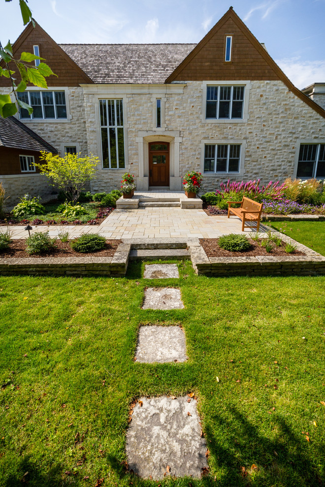 Inspiration pour un aménagement d'entrée ou allée de jardin avant design de taille moyenne avec des pavés en pierre naturelle.