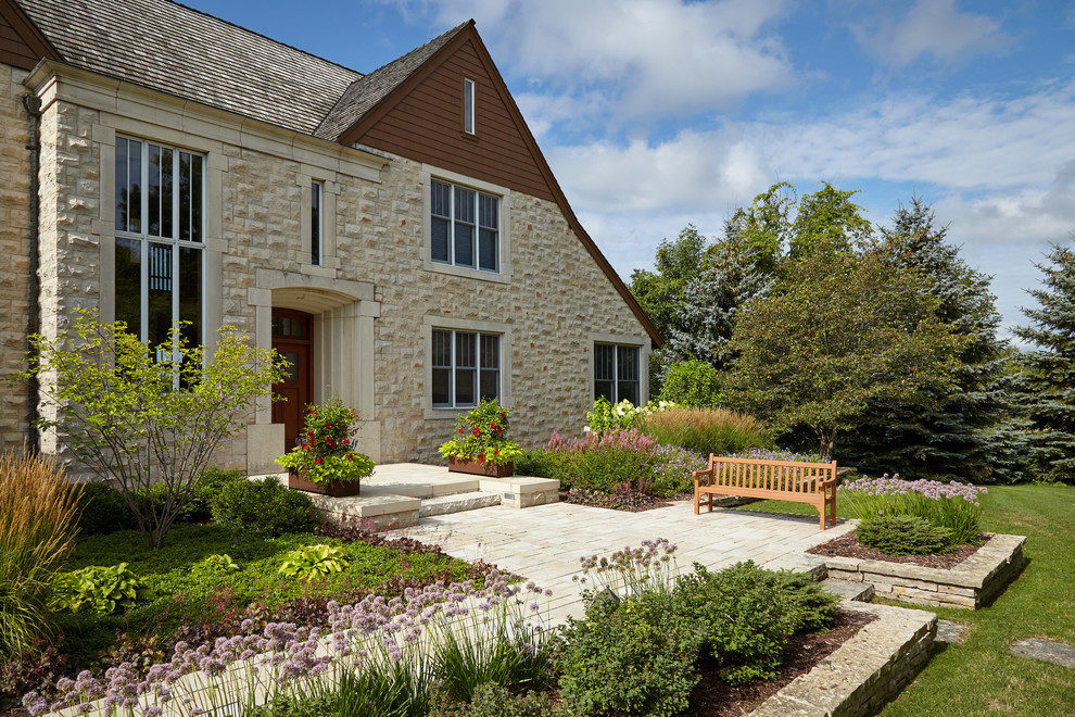 Imagen de camino de jardín contemporáneo de tamaño medio en patio delantero con adoquines de piedra natural