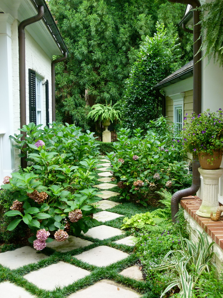 Стильный дизайн: солнечный участок и сад в классическом стиле с садовой дорожкой или калиткой, хорошей освещенностью и мощением тротуарной плиткой - последний тренд