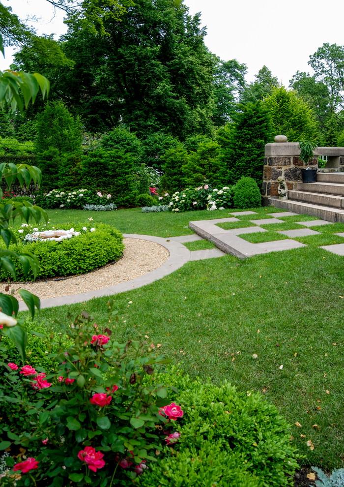 Свежая идея для дизайна: солнечный регулярный сад среднего размера на переднем дворе в классическом стиле с хорошей освещенностью и покрытием из каменной брусчатки - отличное фото интерьера