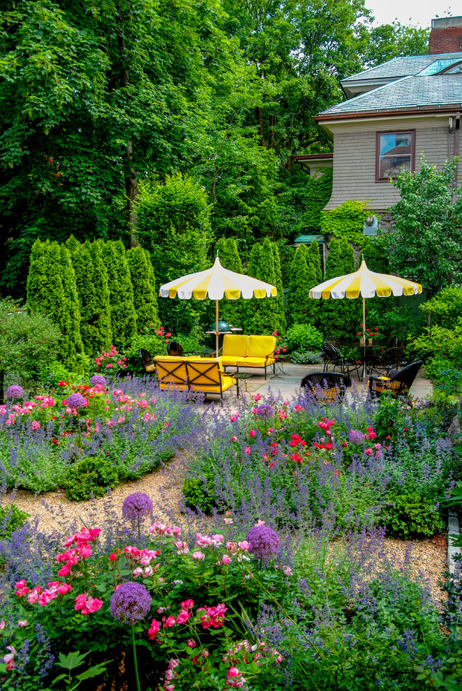 Mittelgroßer, Geometrischer Klassischer Garten neben dem Haus mit Natursteinplatten und direkter Sonneneinstrahlung in Boston