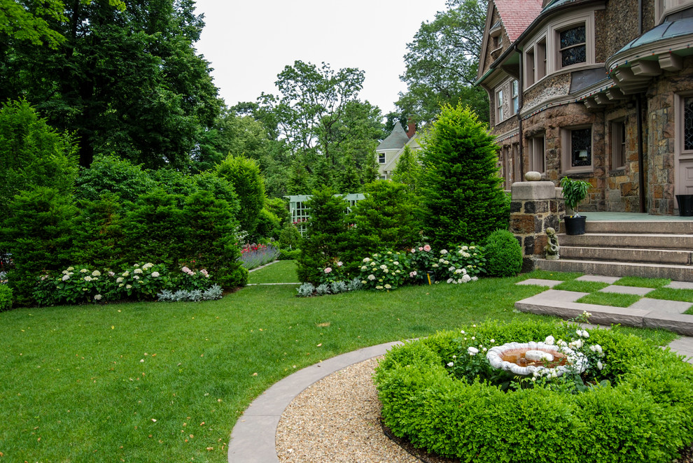 Ispirazione per un giardino formale classico esposto in pieno sole di medie dimensioni e davanti casa con pavimentazioni in pietra naturale