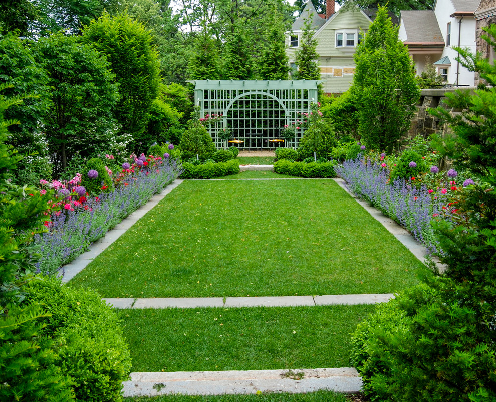 Idee per un giardino formale classico esposto in pieno sole di medie dimensioni e dietro casa in estate con pavimentazioni in pietra naturale