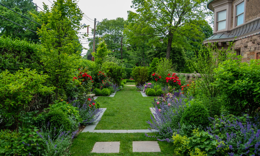 Esempio di un piccolo giardino formale classico esposto in pieno sole davanti casa con pavimentazioni in pietra naturale