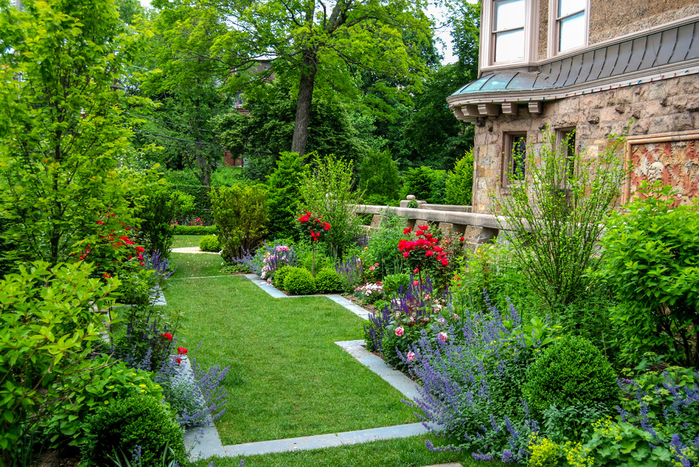 Mittelgroßer, Geometrischer Klassischer Garten im Sommer, hinter dem Haus mit direkter Sonneneinstrahlung, Natursteinplatten und Rasenkanten in Boston