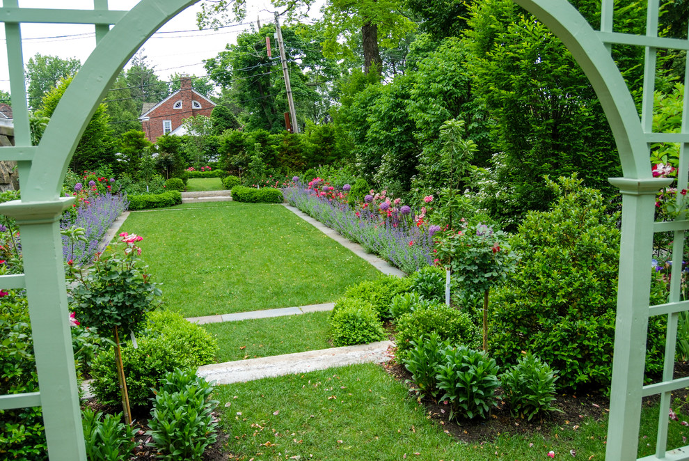 Mittelgroßer, Geometrischer Klassischer Garten neben dem Haus mit direkter Sonneneinstrahlung und Natursteinplatten in Boston