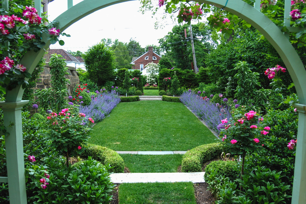 Idee per un giardino formale classico esposto in pieno sole di medie dimensioni e nel cortile laterale con ghiaia