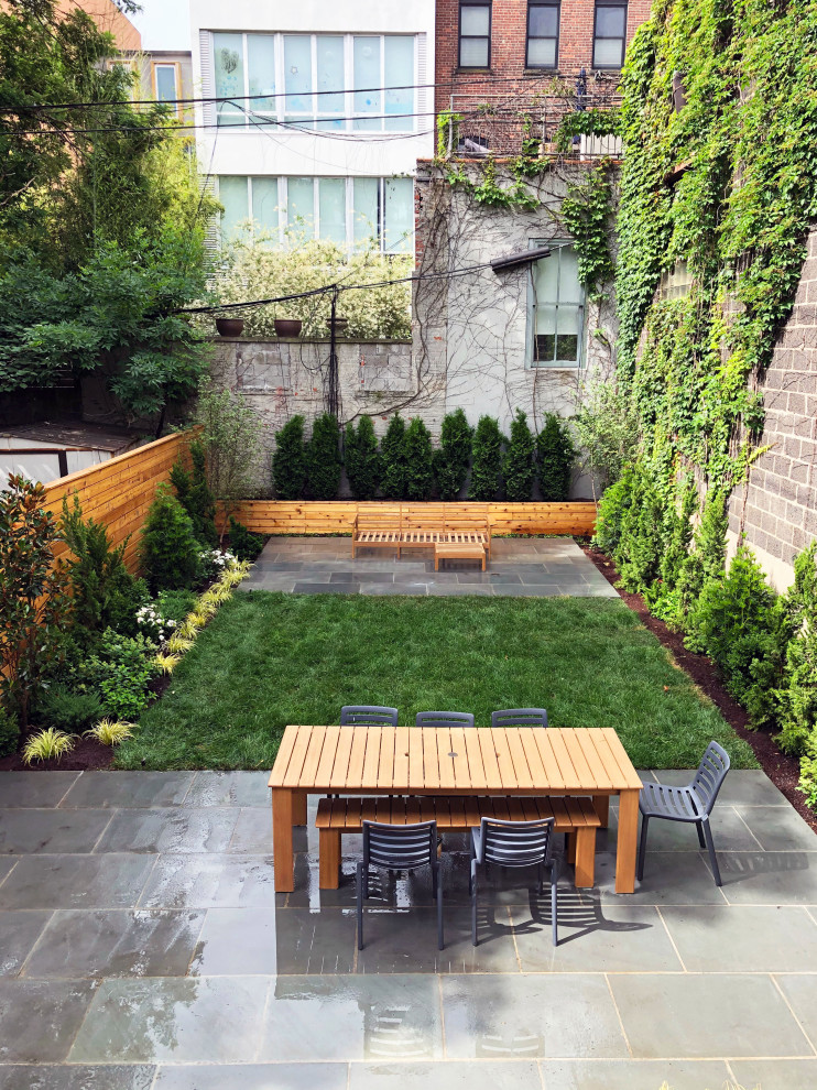 Idee per un giardino design esposto a mezz'ombra dietro casa in primavera con un muro di contenimento e pavimentazioni in pietra naturale