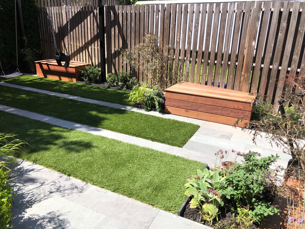 Inspiration for a modern landscaping in New York.