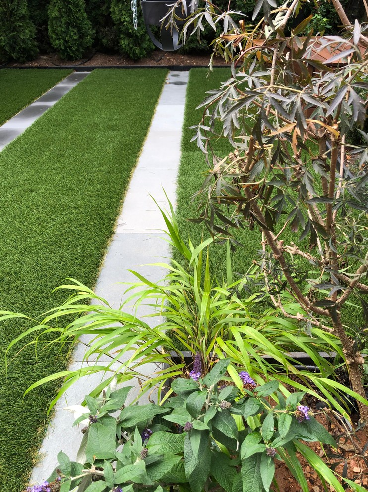 Inspiration for a modern landscaping in New York.