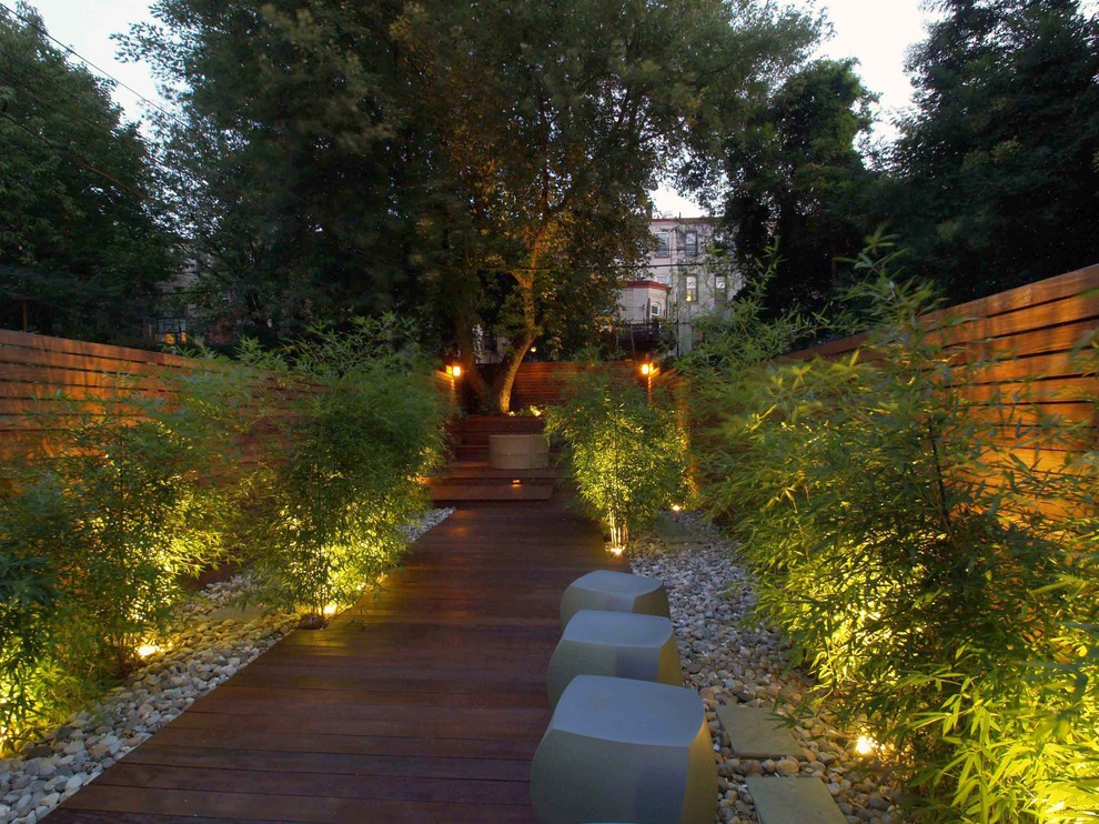 Идея дизайна: весенний участок и сад среднего размера на заднем дворе в современном стиле с полуденной тенью и настилом