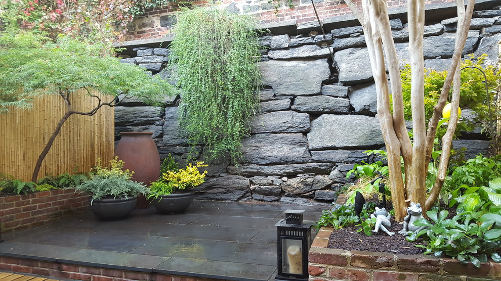 Foto di un piccolo giardino formale minimal in ombra dietro casa in inverno con pavimentazioni in pietra naturale