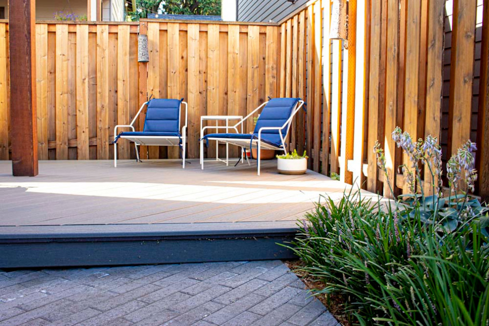 Esempio di un piccolo privacy in giardino minimalista in ombra dietro casa con pavimentazioni in mattoni