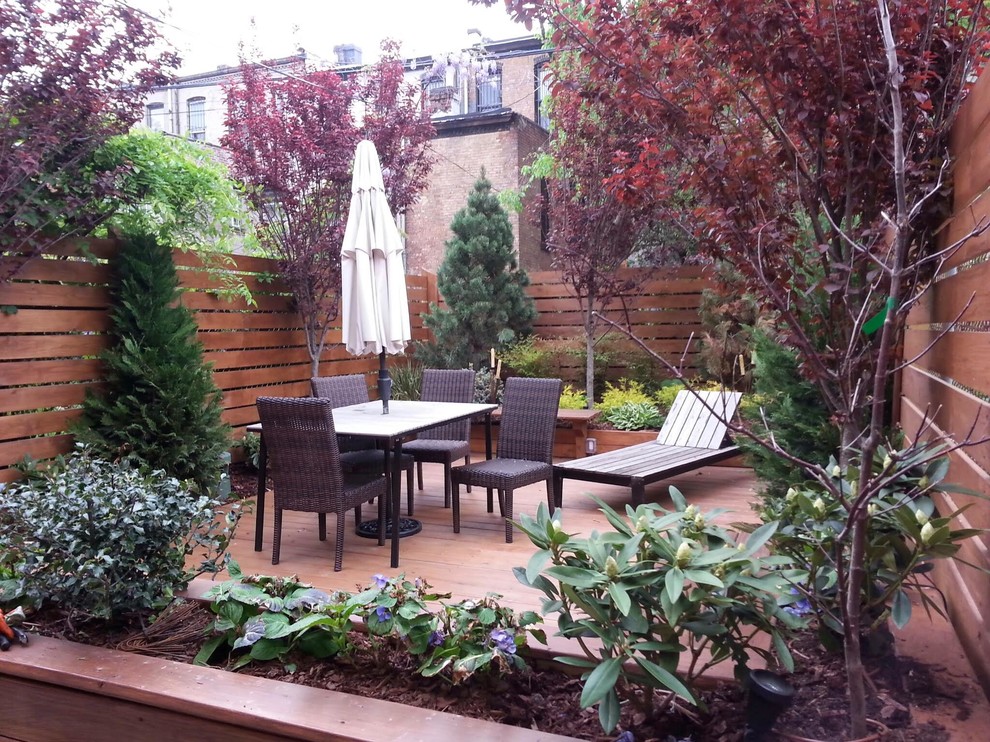 Foto di un giardino formale moderno esposto in pieno sole di medie dimensioni e davanti casa in primavera con pedane