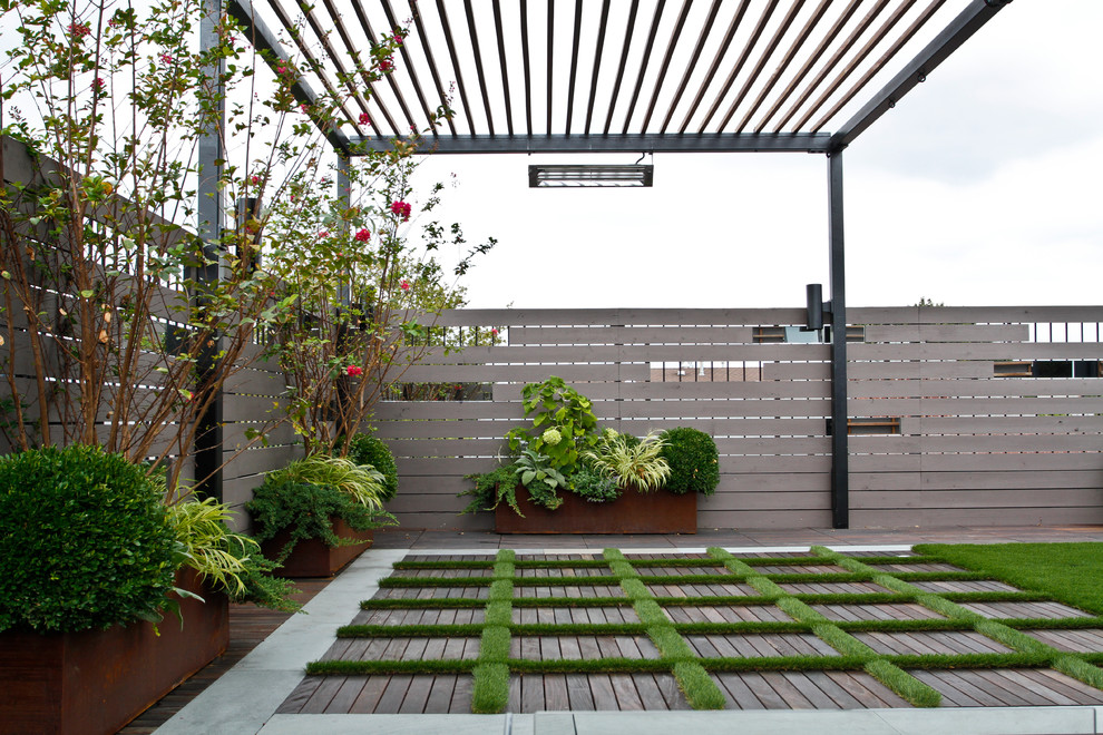 Aménagement d'un grand jardin sur toit contemporain l'été avec une exposition partiellement ombragée.