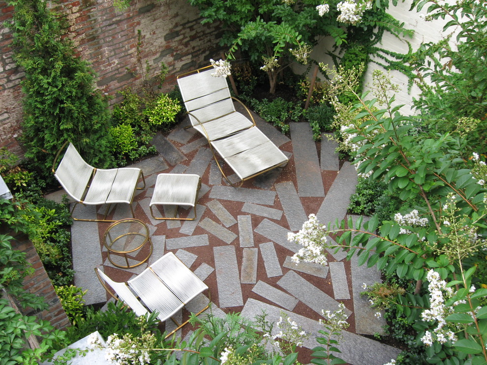 Design ideas for a contemporary courtyard landscaping in New York.