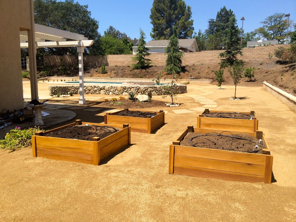 Exempel på en stor klassisk bakgård i full sol som tål torka på sommaren, med en köksträdgård och naturstensplattor