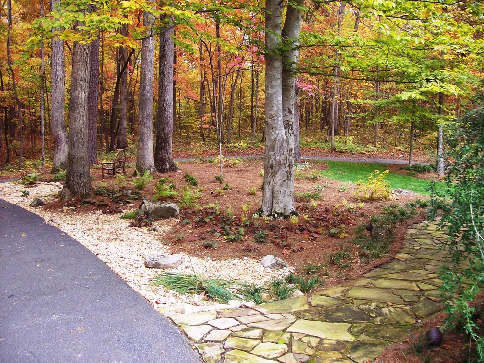 Modelo de jardín tradicional renovado en otoño en patio delantero con exposición parcial al sol y adoquines de piedra natural
