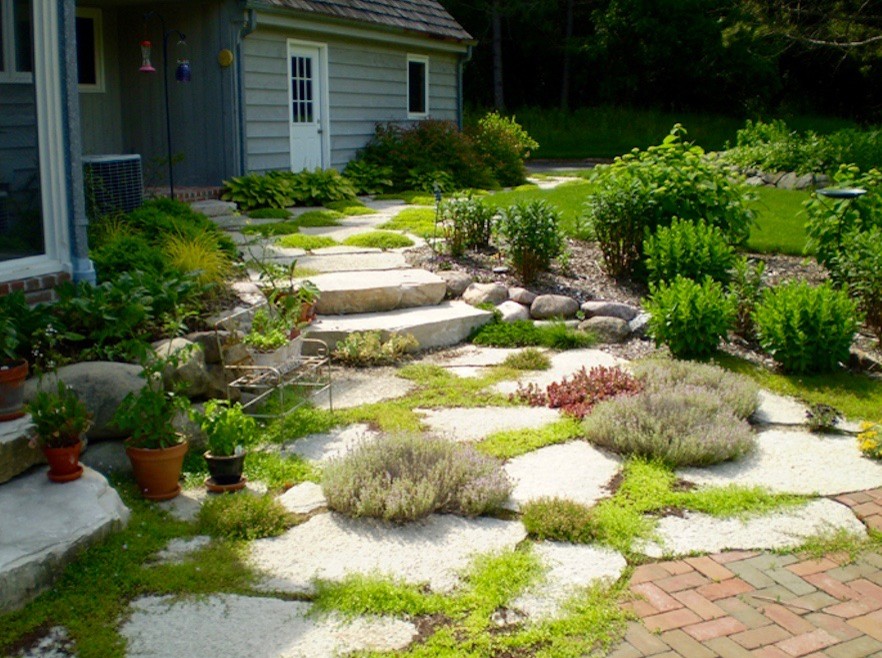 На фото: участок и сад среднего размера на переднем дворе в классическом стиле с полуденной тенью и покрытием из каменной брусчатки с
