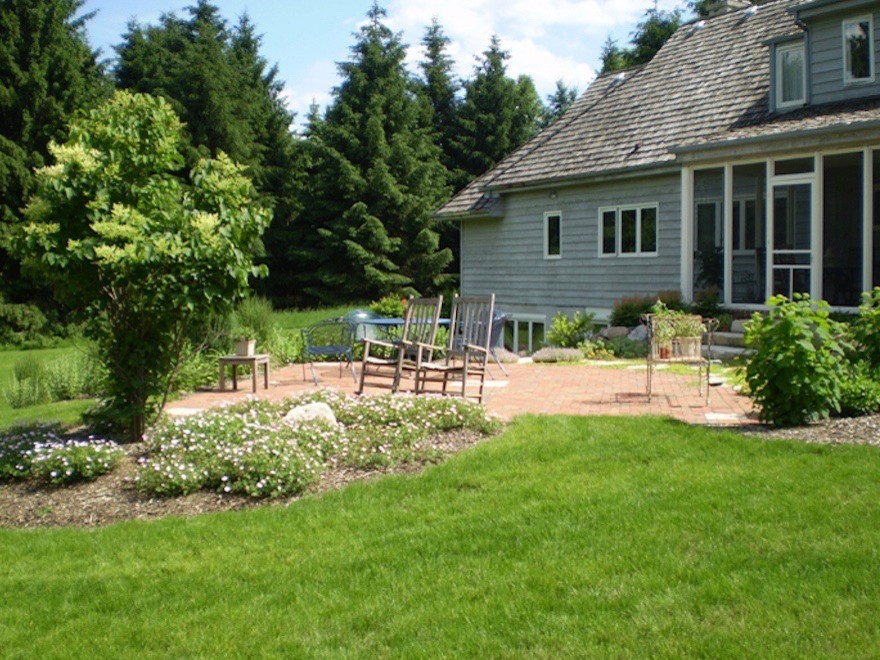 Свежая идея для дизайна: солнечный участок и сад среднего размера на заднем дворе в классическом стиле с хорошей освещенностью и мощением клинкерной брусчаткой - отличное фото интерьера